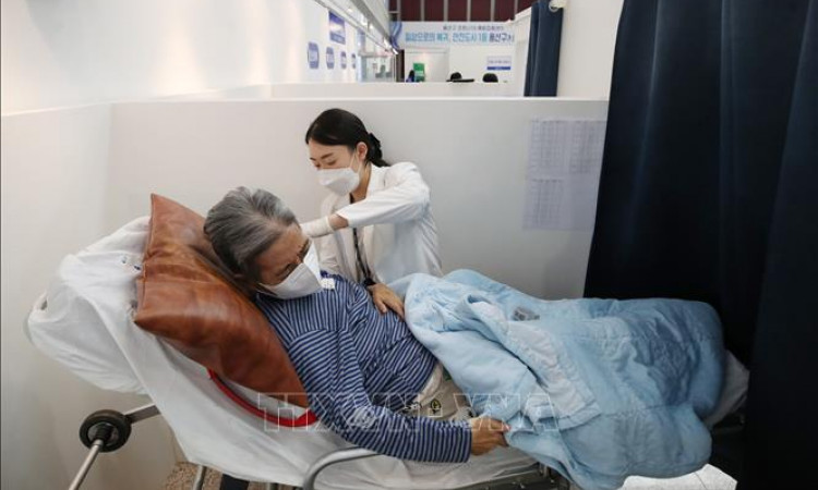 Hàn Quốc trước nguy cơ thiếu giường cho bệnh nhân COVID-19 nặng 