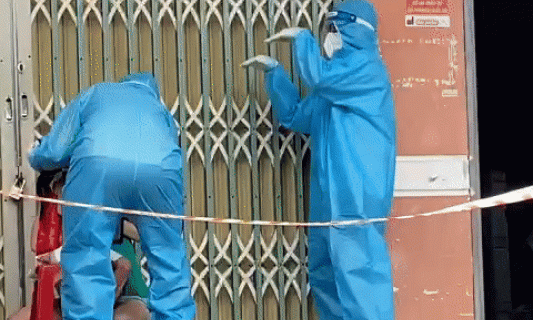Dân mạng thích thú điệu nhảy ngẫu hứng của chàng trai 10x dỗ em bé lấy mẫu xét nghiệm