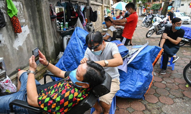 Hà Nội: Thợ cắt tóc, phục vụ quán bia được hỗ trợ 1,5 triệu đồng