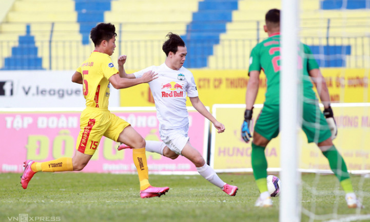Chỉ hai CLB đồng ý dời V-League tới năm 2022