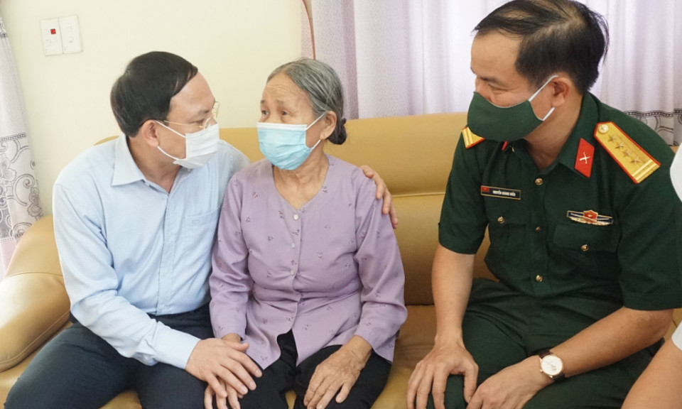 广宁省省委书记看望慰问优抚家庭