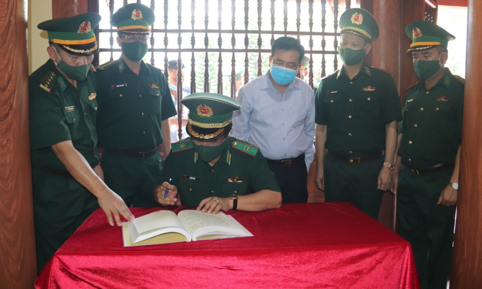 Dâng hương tưởng niệm các anh hùng, liệt sỹ Pò Hèn