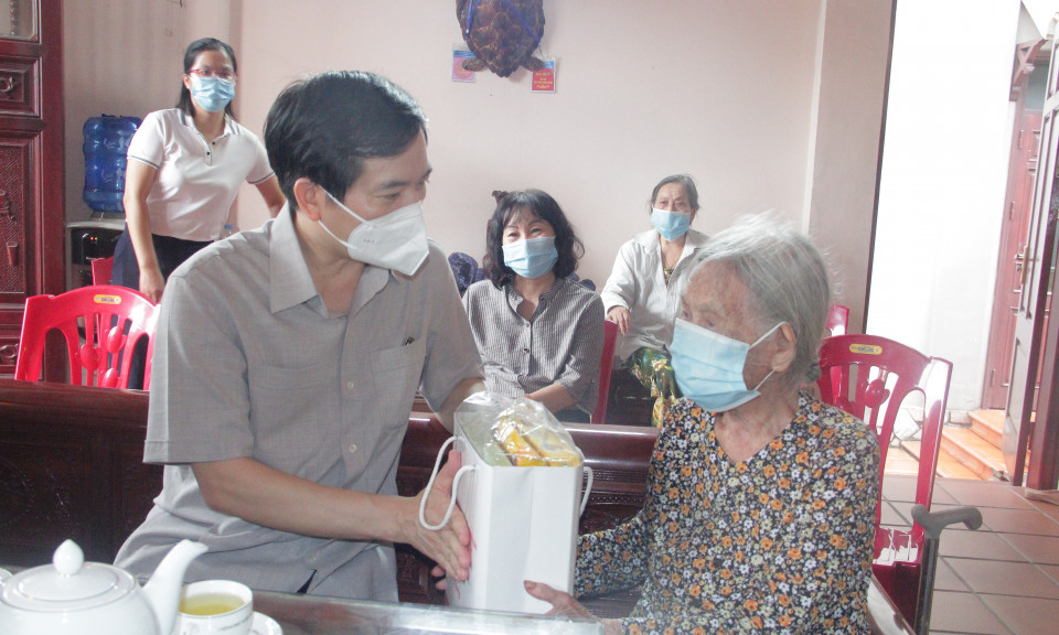 Đồng chí Vũ Quyết Tiến,Trưởng Ban Tổ chức Tỉnh ủy, Giám đốc Sở Nội vụ thăm, tặng quà người có công tiêu biểu tại Đông Triều