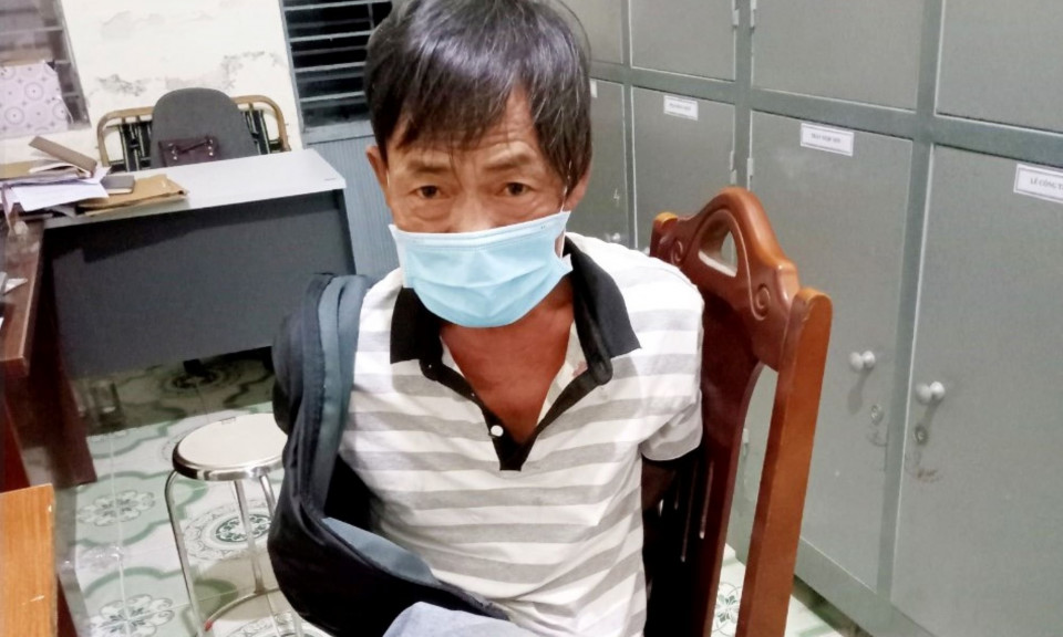 Nhậu say, người đàn ông vác gậy tấn công cảnh sát