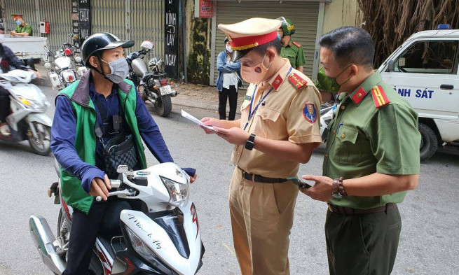 Tài xế Grab "méo mặt" nộp phạt vì ra đường chuyển hàng khi giãn cách xã hội