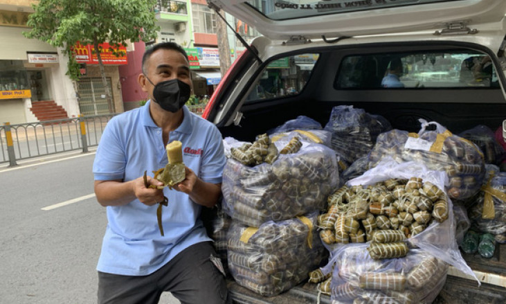 Quyền Linh đi cứu trợ và những hình ảnh cay khóe mắt người xem