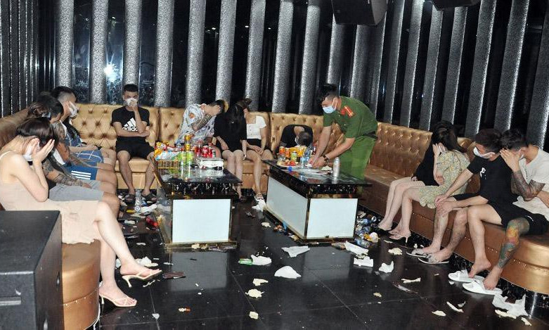 Bắt quả tang gần 50 khách làng chơi và tiếp viên nữ mở tiệc 'ma túy' trong quán karaoke