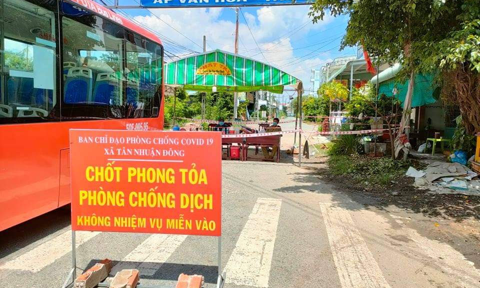 Đồng Tháp: Xuất hiện 11 ca nghi nhiễm Covid-19 tại một đám tang, Chủ tịch xã bị phê bình