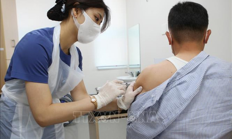 Hàn Quốc tiêm phòng cho công nhân trong lĩnh vực sản xuất điện tử
