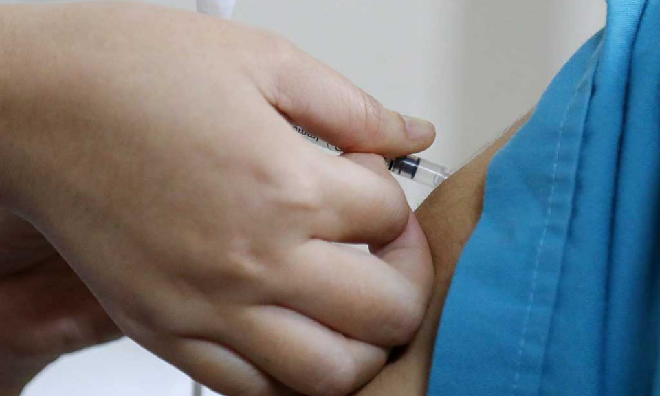 Không uống thuốc giảm đau trước khi tiêm phòng vắc xin Covid-19