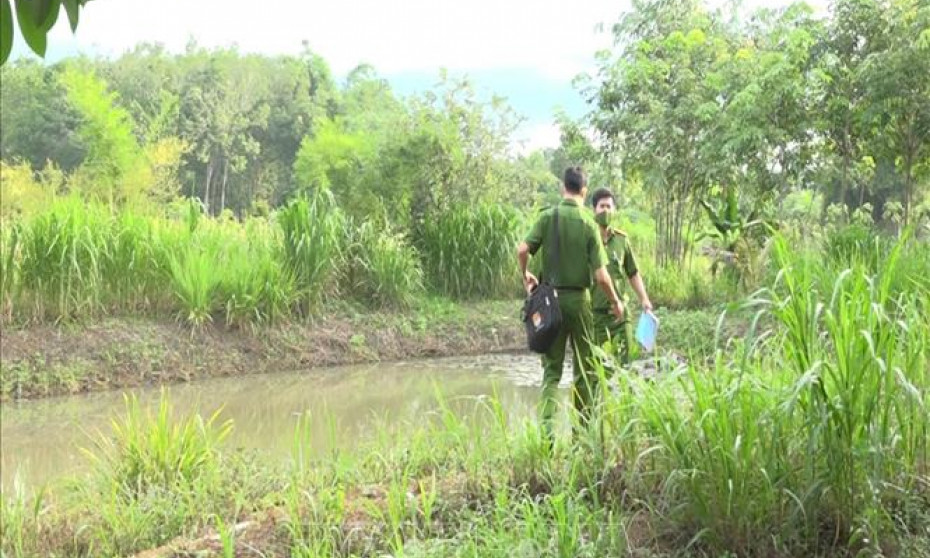 Một nam giới tử vong dưới ao, trên lưng có bộ kích điện chích cá
