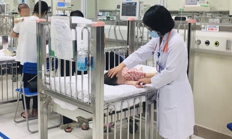 Hiểm họa khi cho trẻ ngồi trước người điểu khiển xe máy