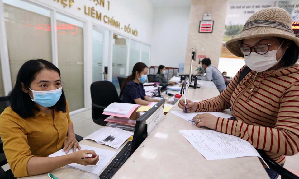 Nên miễn, giảm thuế thu nhập cá nhân cho người lao động