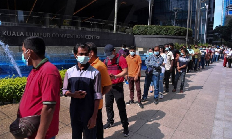 Hơn 17.000 ca bệnh mới trong ngày, Malaysia lo ngại bùng dịch ở điểm tiêm chủng