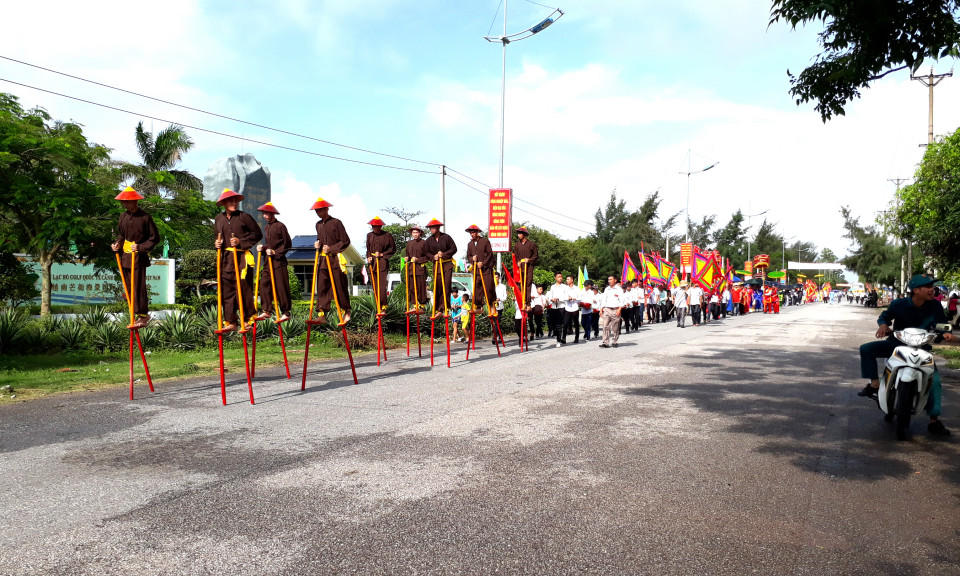 "Dân ta phải biết sử ta..."