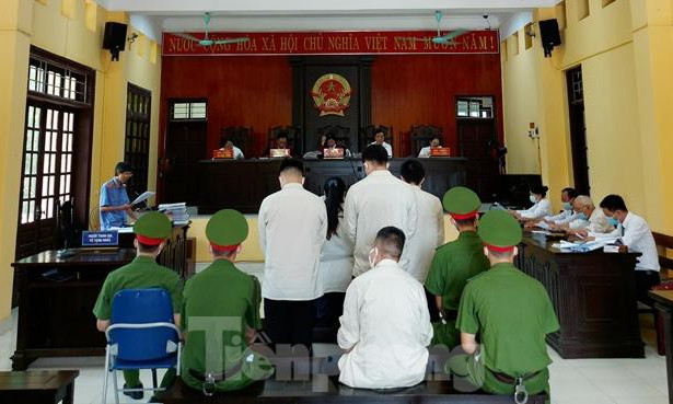 Nữ quái ở Lạng Sơn lừa đảo 21 xe ô tô lĩnh án 18 năm tù