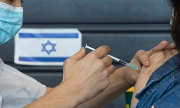 Israel tiêm mũi vaccine thứ 3 cho người trên 60 tuổi