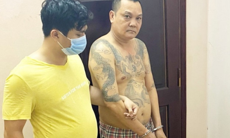 Bắt đối tượng đánh bạc và tàng trữ trái phép vũ khí quân dụng