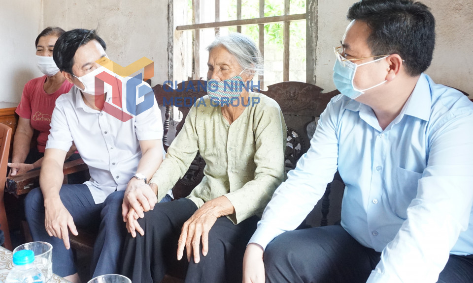 Chủ tịch UBND tỉnh Nguyễn Tường Văn thăm, tặng quà gia đình chính sách tại TP Móng Cái, tháng 7-2021