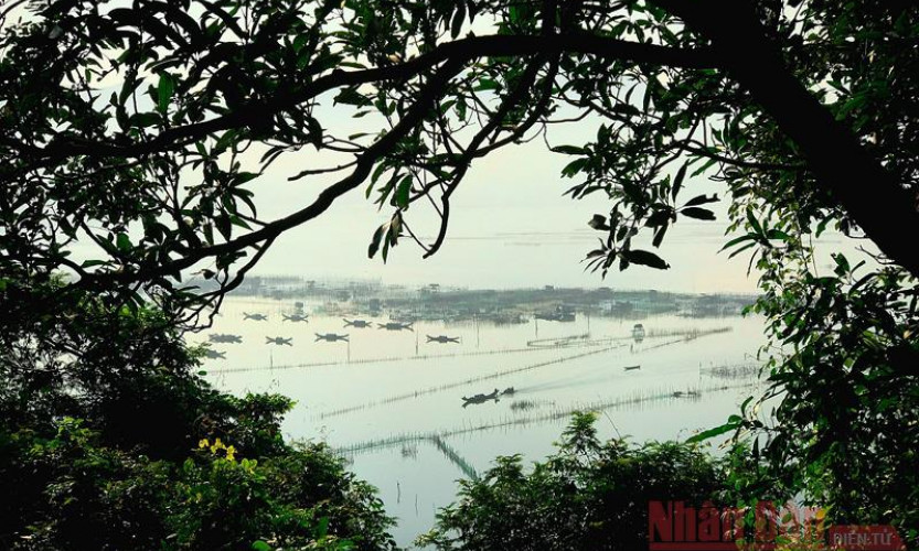 Lênh đênh đầm phá Cầu Hai, cửa biển Tư Hiền