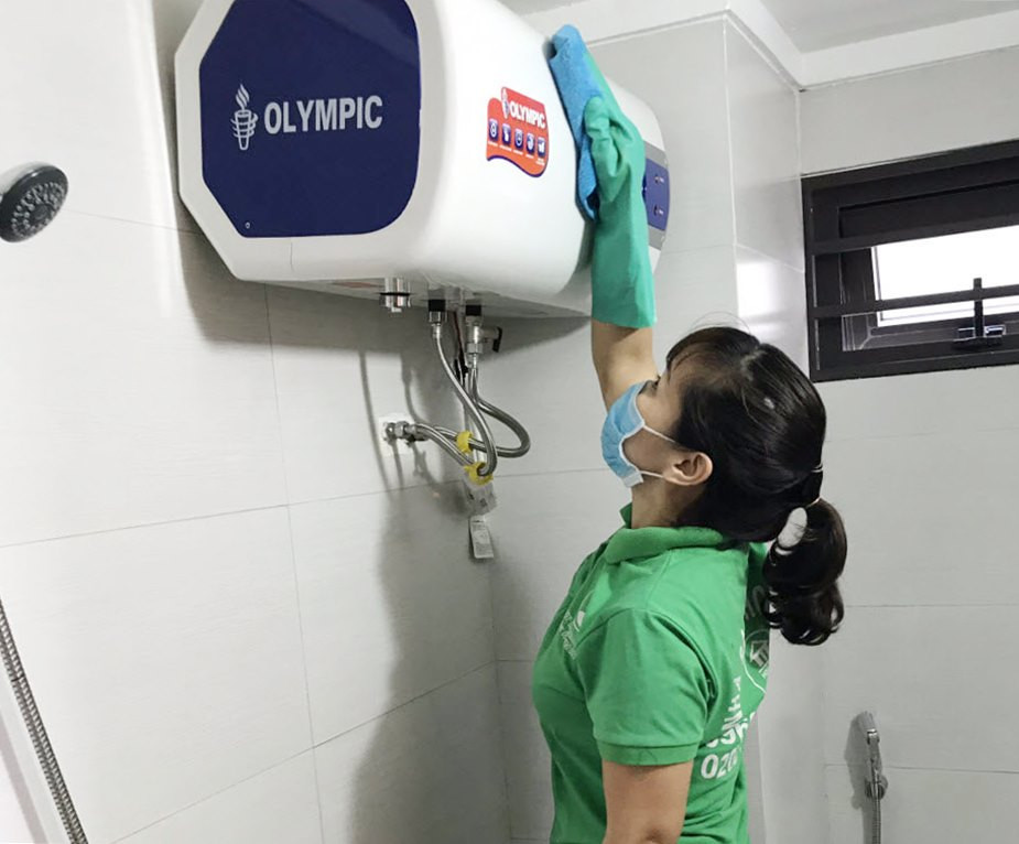 Nhân viên Công ty TNHH Nhà sạch 24h Hạ Long (TP Hạ Long) dọn vệ sinh cho hộ gia đình theo giờ.