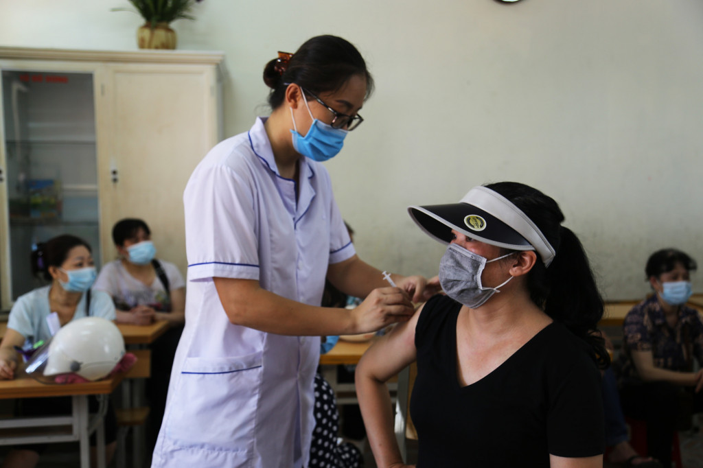 Nhân viên y tế TP Hạ Long tiêm vắc xin phòng Covid-19 mũi 1 cho các tiểu thương.