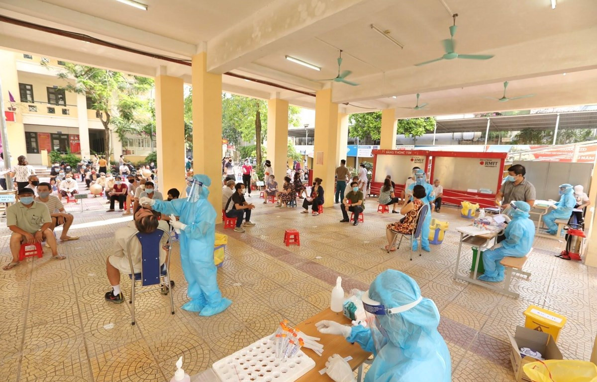 Nhân viên y tế quận Hai Bà Trưng phối hợp với y tế phường Bạch Mai lấy mẫu xét nghiệm COVID-19 cho các trường hợp thuộc khu vực có nguy cơ cao (ảnh chụp ngày 31/7/2021). (Ảnh: Minh Quyết/TTXVN)