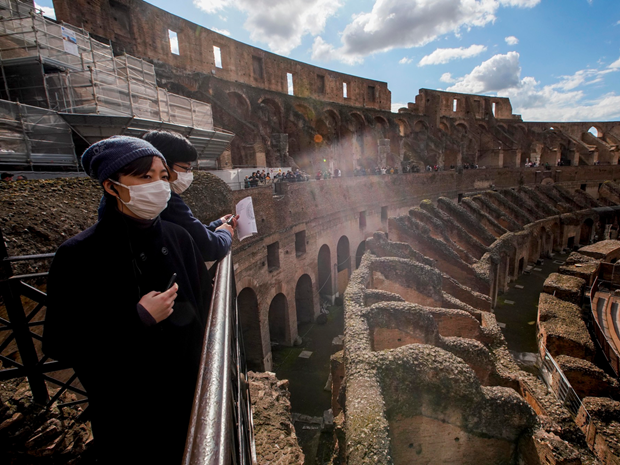 Dau truong Colosseum cua Italy nhon nhip du khach tro lai hinh anh 1