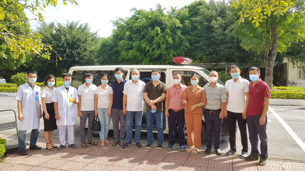 Lãnh đạo Bệnh viện Sản Nhi Quảng Ninh chia tay đoàn công tác trước khi lên đường chi viện cho TP Hồ Chí Minh chống dịch.