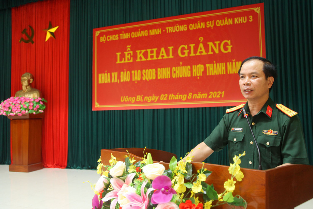 Đại tá Nguyễn Quang Hiến, Chính ủy Bộ CHQS tỉnh Quảng Ninh, phát biểu chỉ đạo tại khai giảng đào tạo SQDB khóa XV.