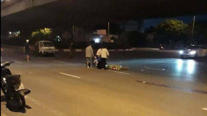 Ô tô tông người đi xe máy tử vong rồi bỏ chạy trên đường Nguyễn Xiển 1