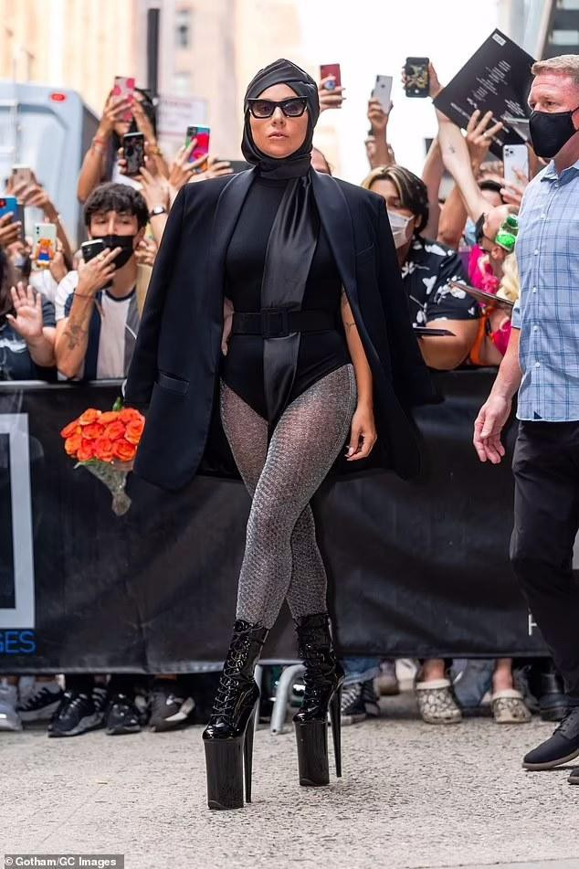 Lady Gaga biến đường phố New York thành sàn catwalk hơn 1 tháng qua ảnh 6