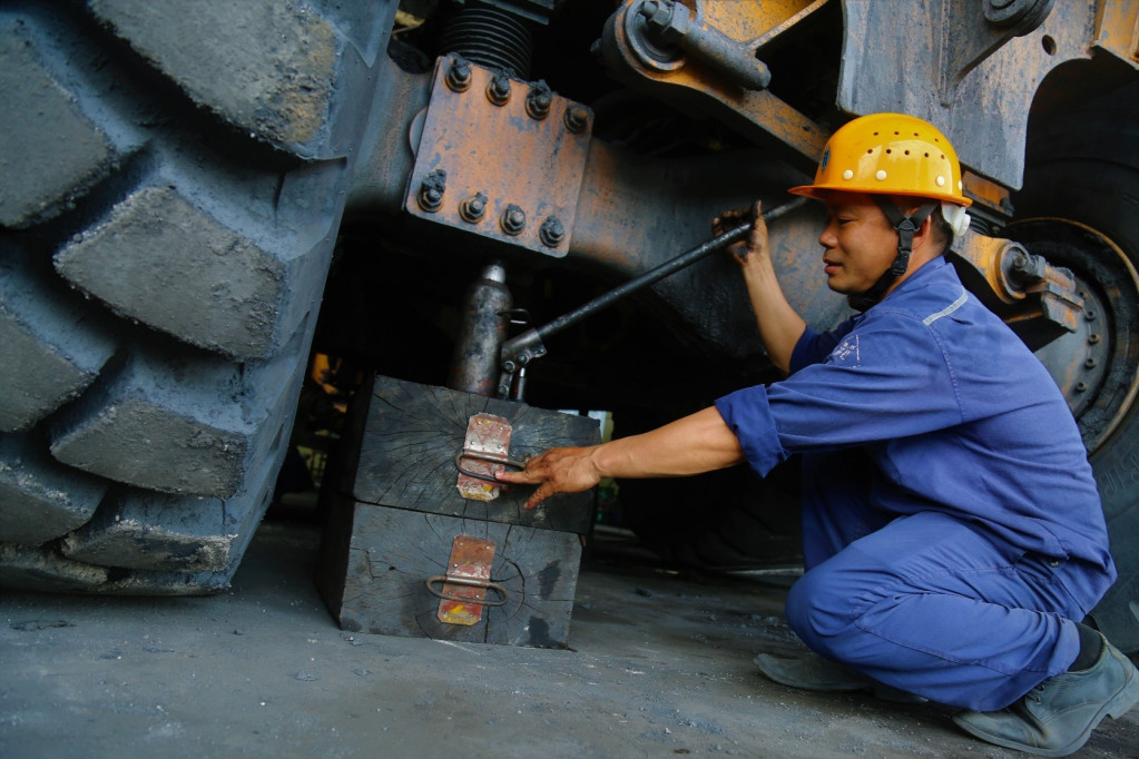 “Chế tạo tay cầm gỗ kê phục vụ công tác sửa chữa”cũng là một sáng kiến khác giúp giải phóng sức lao động cho công nhân, đảm bảo an toàn trong quá trình di chuyển được áp dụng năm 2018