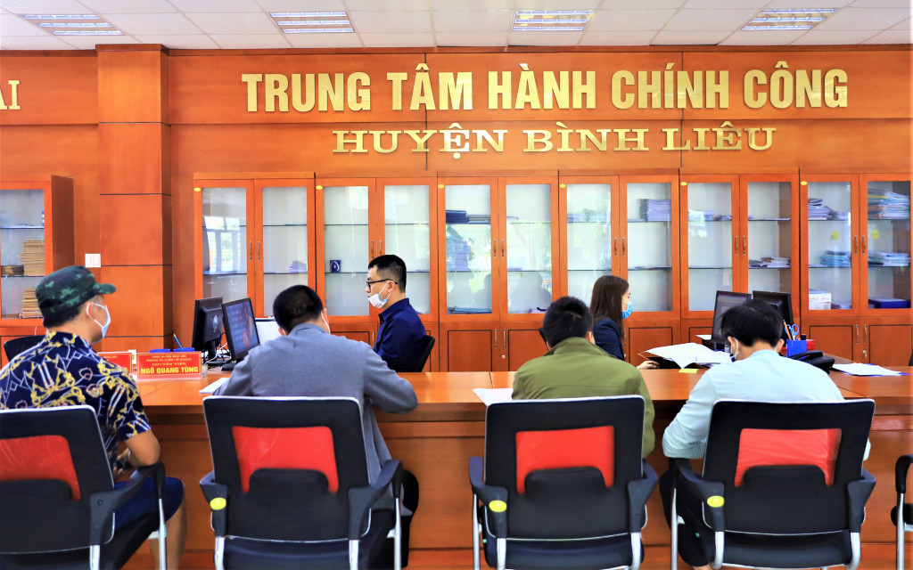 Cán bộ Trung tâm Hành chính công huyện Bình Liêu luôn phục vụ tốt việc tiếp nhận, giải quyết và trả kết quả cho người dân. Ảnh: Hoàng Gái (CTV)