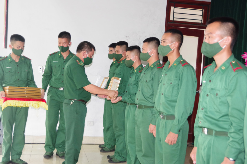 Đại tá Nguyễn Văn Thiềm tặng giây khen cho chiến sỹ có thành tích trong khóa huấn luyện.JPG