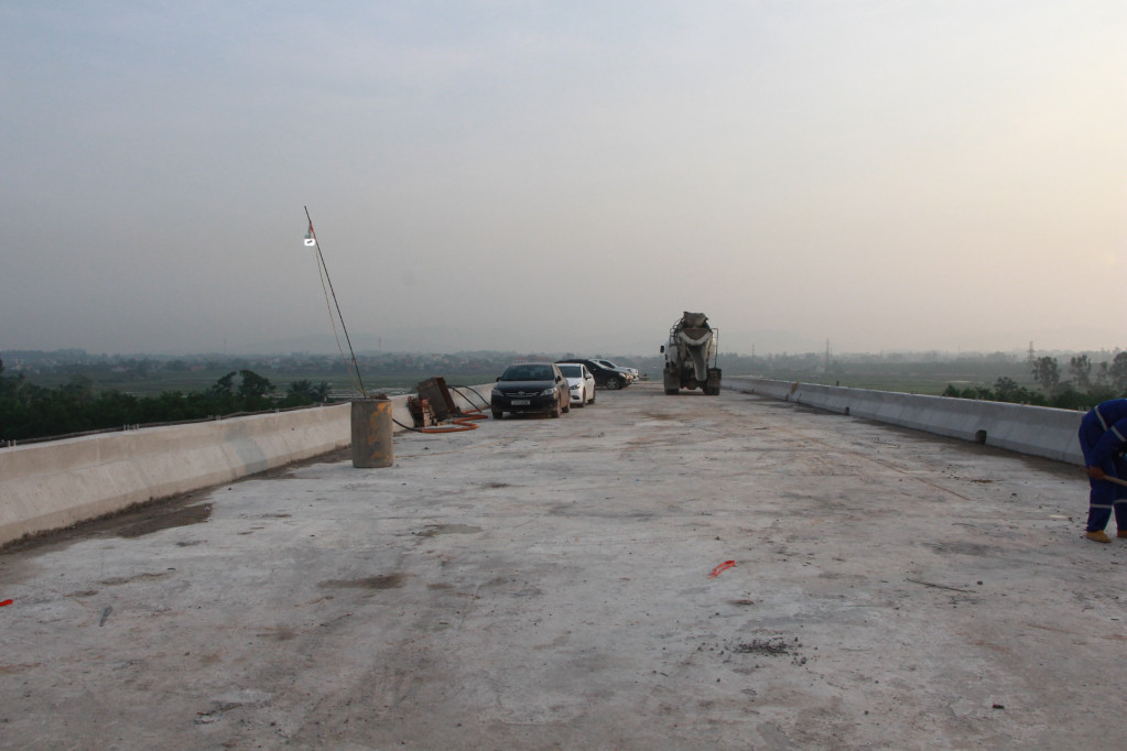 Cầu Sông Chanh 2 hoàn thành sẽ kết nối đồng bộ giao thương đi lại của người dân, đồng thời giao thương giữa 5 khu công nghiệp trong KKT ven biển QY