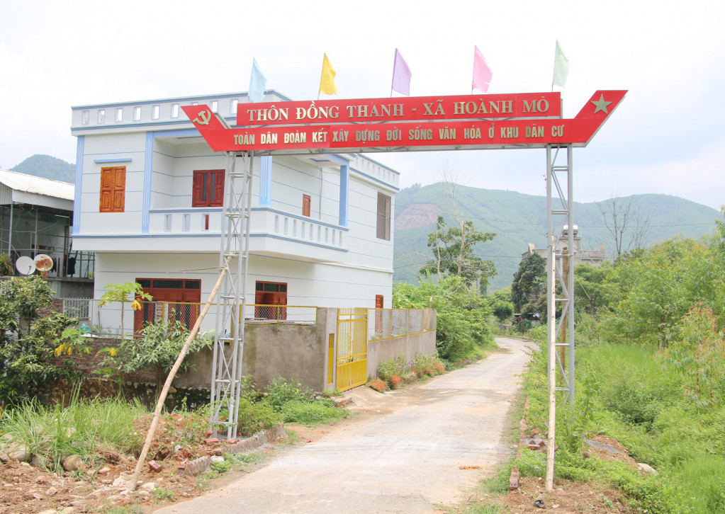 13/ thôn của xã Hoành Mô có cổng chào xây mới đồng bộ, kiên cố.