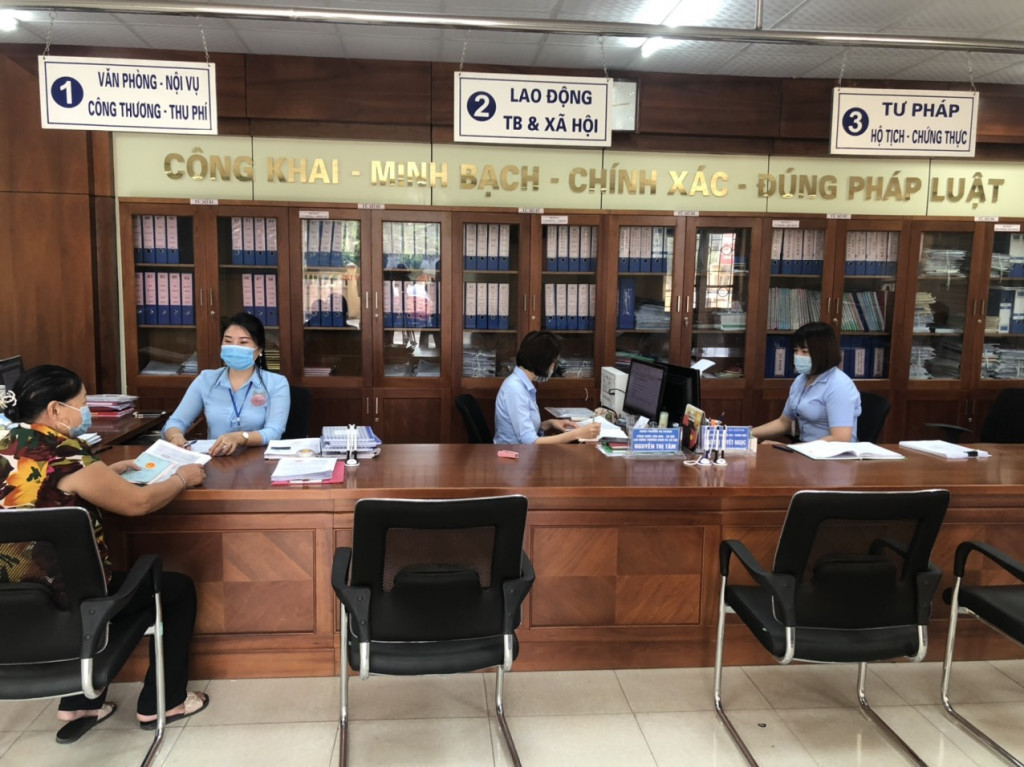 Cán bộ tại Bộ phận một cửa phường Hà Khánh tận tình giải quyết TTHC cho nhân dân