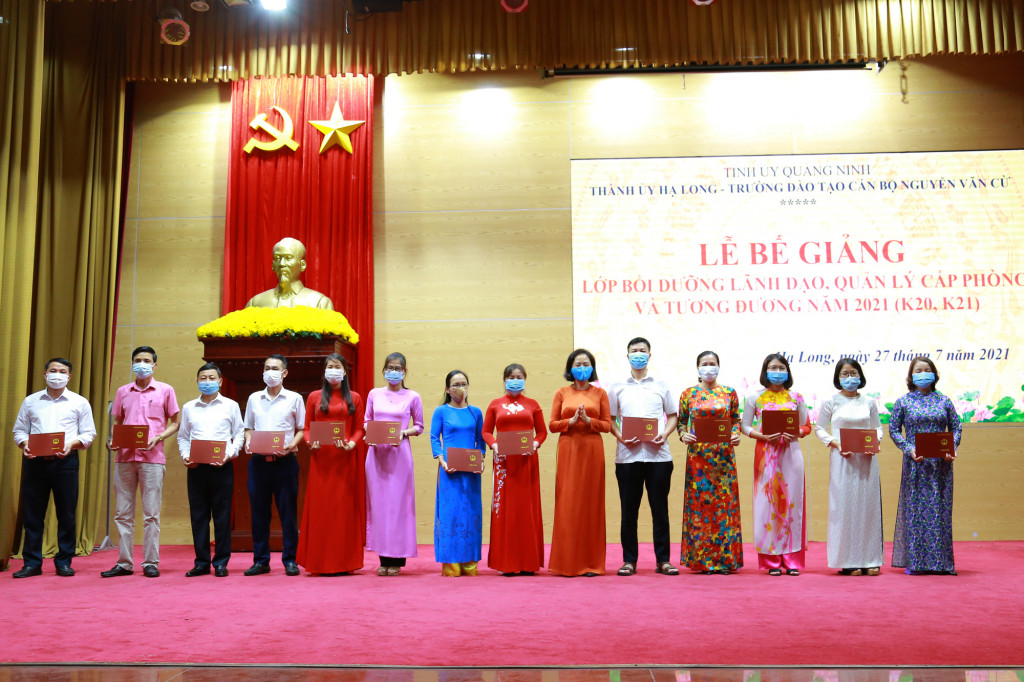 Lãnh đạo Thành ủy Hạ Long trao giấy chứng nhận cho các học viên lớp bồi dưỡng lãnh đạo, quản lý cấp phòng và tương đương năm 2021.