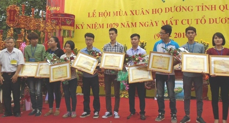 Họ Dương Quảng Ninh khen thưởng con em dòng họ đỗ đại học. 