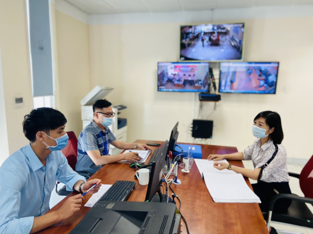 Lãnh đạo Trung tâm Hành chính công TP Hạ Long làm việc với cán bộ của Trung tâm để rà soát và xử lý kịp thời những hồ sơ trả chậm.