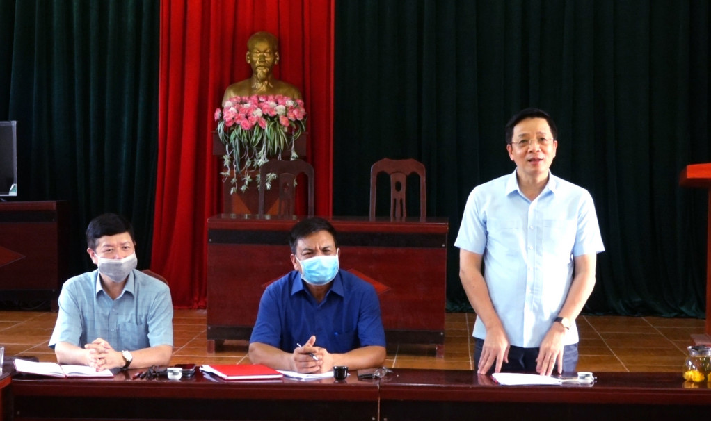 Đồng chí Nguyễn Văn Hồi, Ủy viên BTV, Trưởng Ban Dân vận Tỉnh ủy, Chủ tịch MTTQ tỉnh Quảng Ninh phát biểu tại buổi sinh hoạt chi bộ.