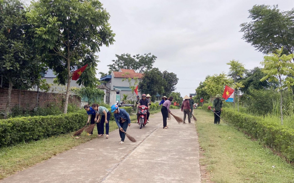 Bà con nhân dân xã Đông Ngũ, huyện Tiên Yên tích cực chung tay hiến đất làm đường, dọn dẹp vệ sinh môi trường đường làng ngõ xóm xanh-sạch-đẹp. 