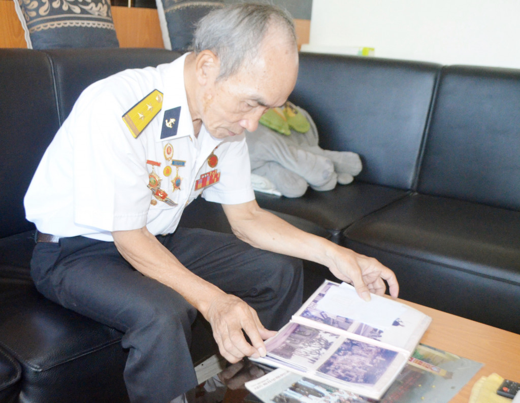 CCB Đỗ Xuân Cát bên tư liệu về đồng đội tham gia lực lượng hải quân cùng chiến đấu năm xưa.
