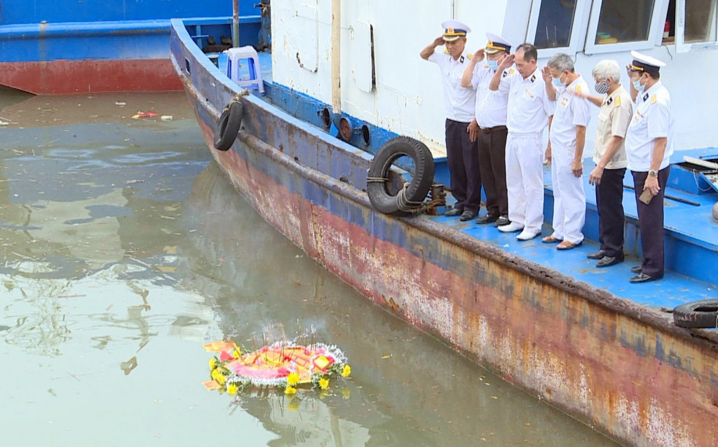BLL truyền thống Hải quân tỉnh Quảng Ninh dâng hoa tưởng niệm chiến sĩ hy sinh trong chiến thắng trận đầu 5/8 tại Cửa Lục (TP Hạ Long), tháng 8/2020. Ảnh: Dương Trường