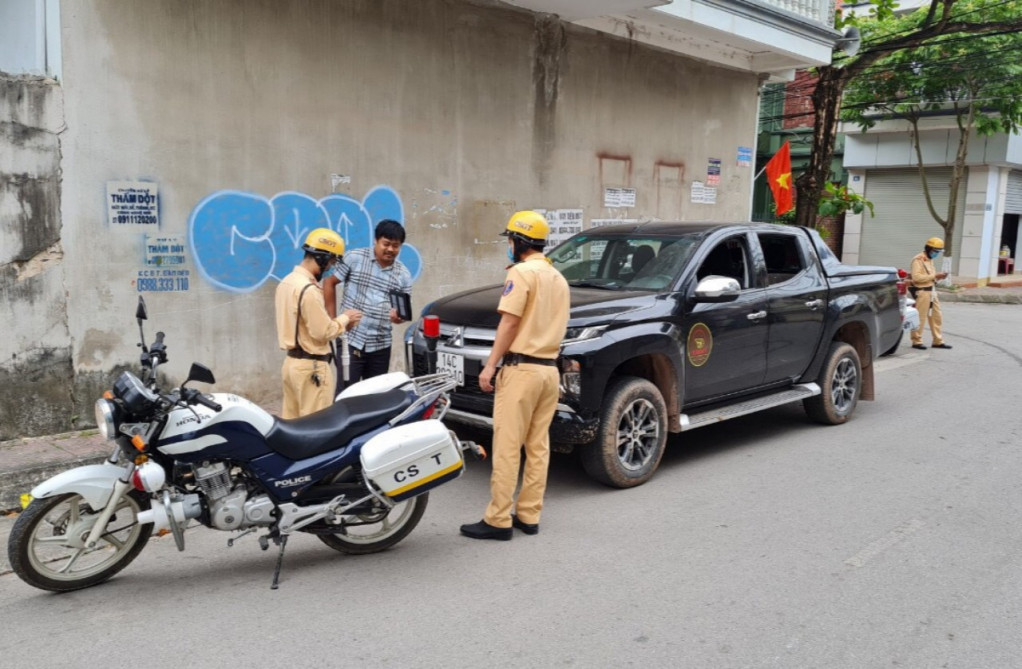 Cảnh sát giao thông thị xã Quảng Yên xử lý xe ô tô vi phạm trong nội thị.