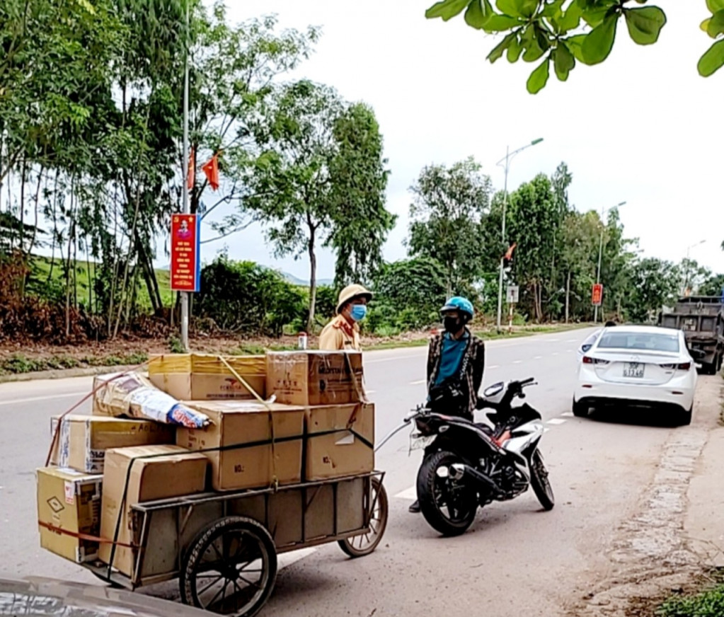 Cảnh sát giao thông Quảng Yên xử lý xe kéo chở cồng kềnh khi tham gia giao thông.