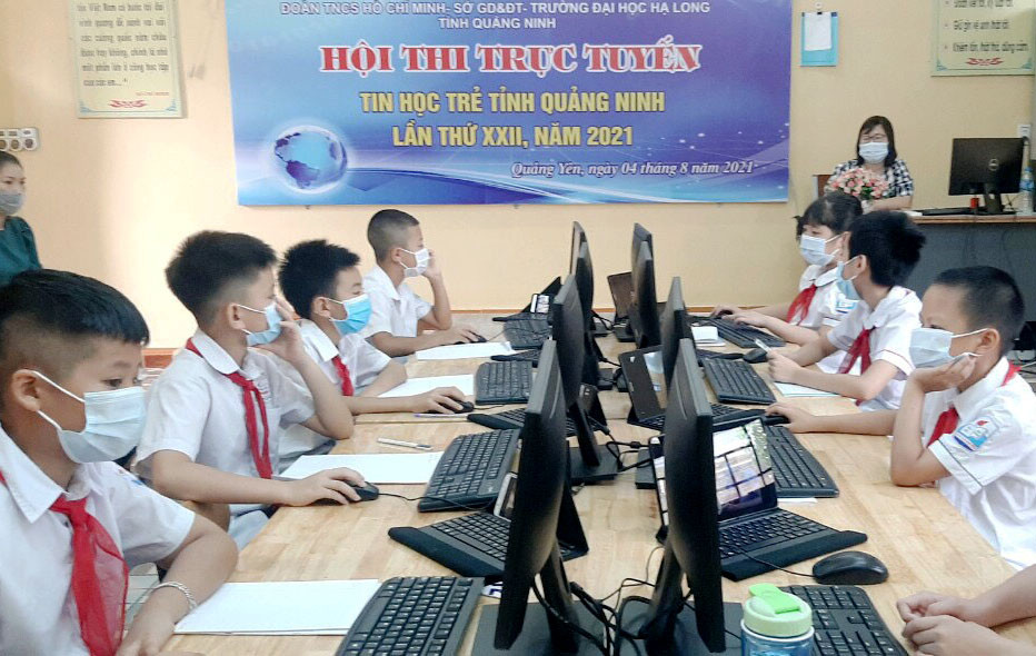 Các thí sinh tham gia dự thi tại điểm cầu thị xã Quảng Yên