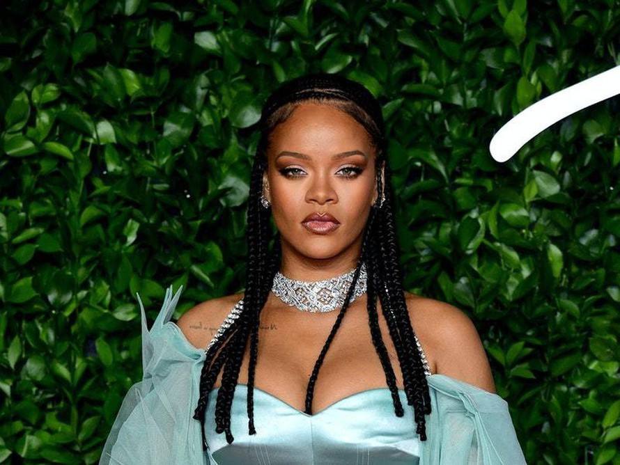 Rihanna trở thành tỷ phú USD