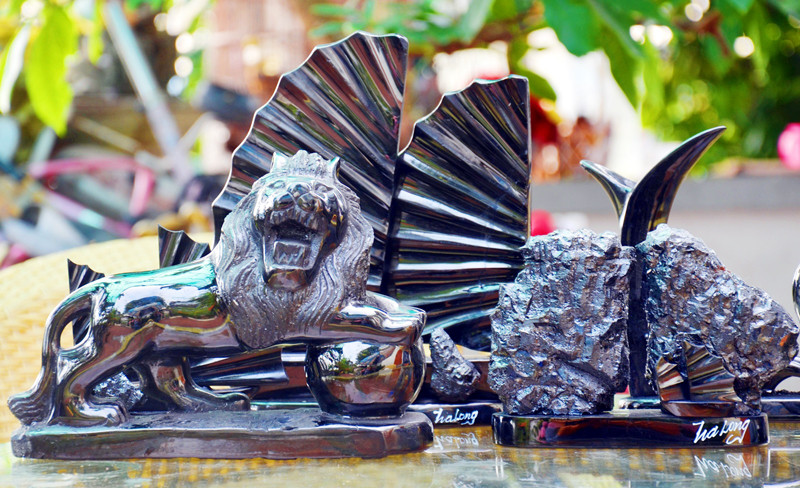 Một số sản phẩm mỹ nghệ than đá của ông Phạm Tiến Chín (tổ 7, khu 3, phường Hồng Hải, TP Hạ Long).